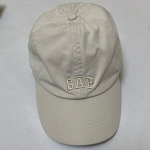 GAP cap light ivory